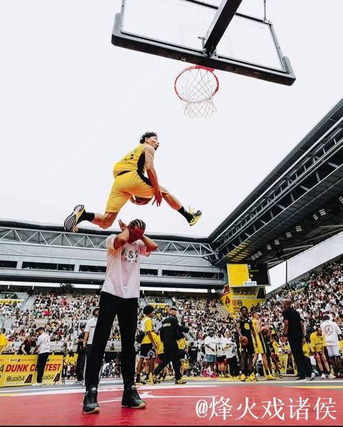 1米65篮球妖星上演高难度扣篮、二层楼干拔跳投 1米65篮球妖星上演高难度扣篮、二层楼干拔跳投